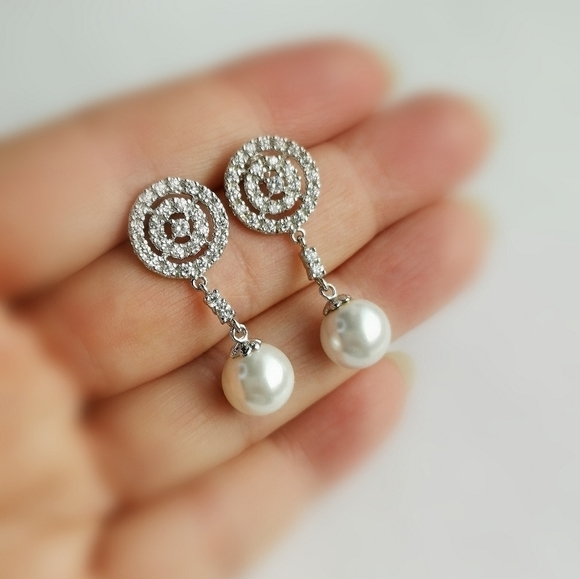 NWT White Sapphire White Shell Pearl earrings in Sterling Silver - Picture 2 of 8